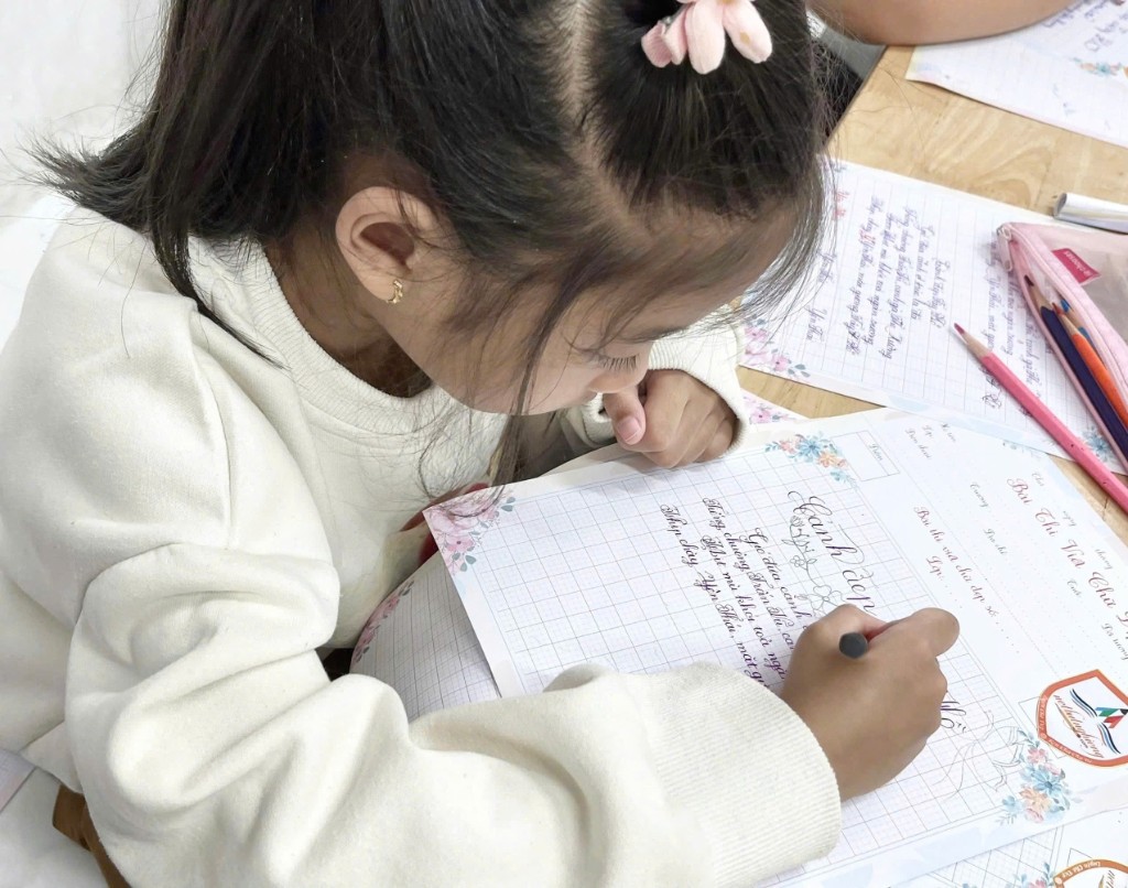 Bé luyện chữ đẹp
